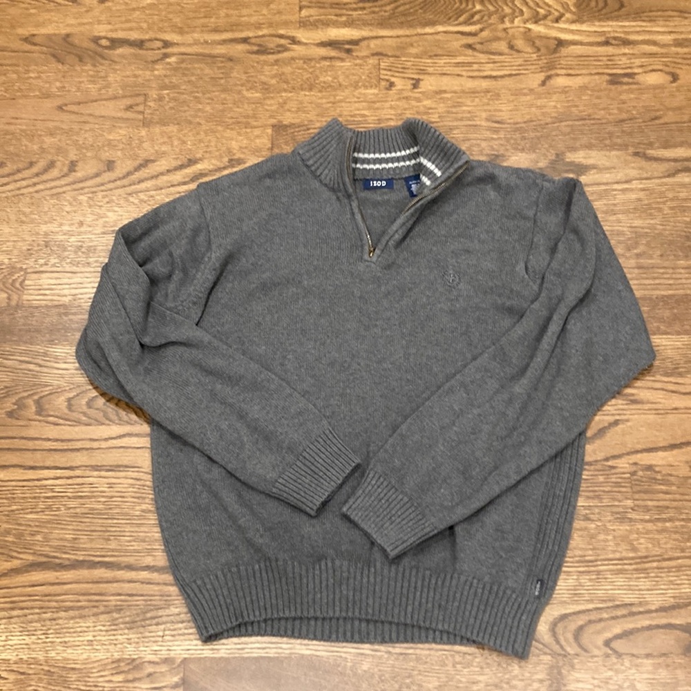 Men’s Izod sweater excellent condition barely worn. Half zip up the neck.